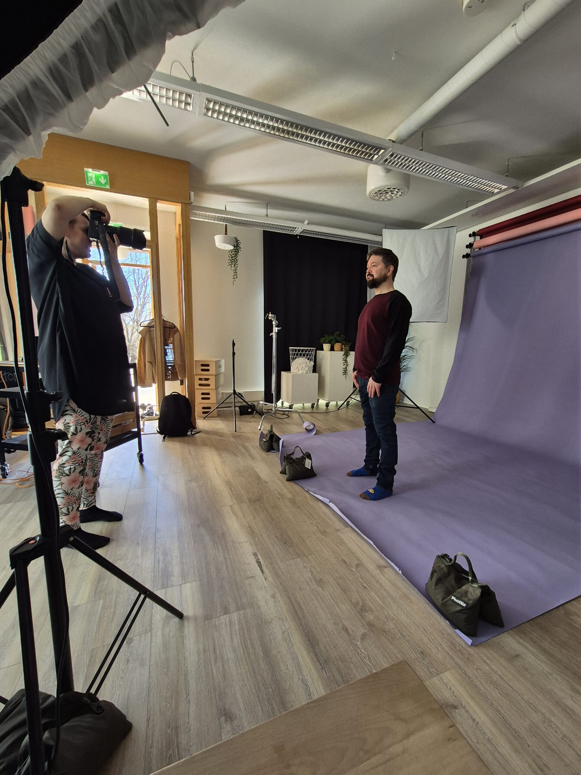 Terhi Hytönen kuvaa Teemua studiossa